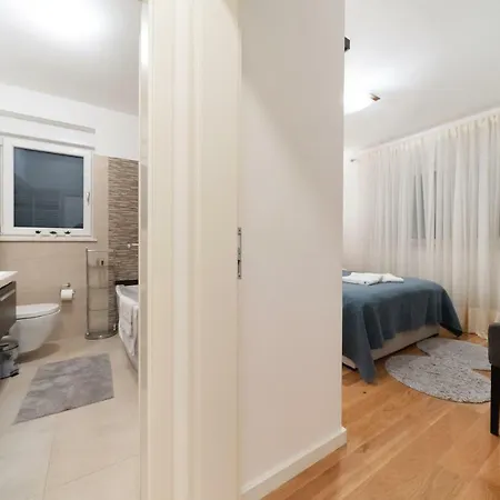 Garden Terrace Apartment *