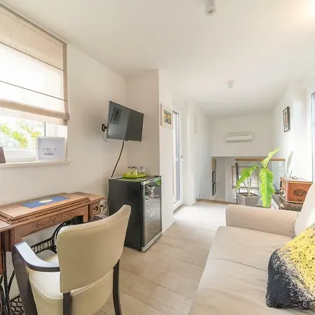 Garden Terrace Apartment *